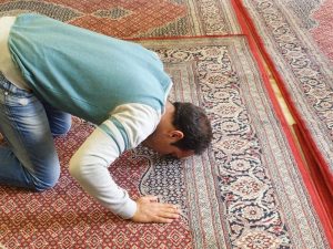 Shalat dan sabar pintu pertolongan Allah